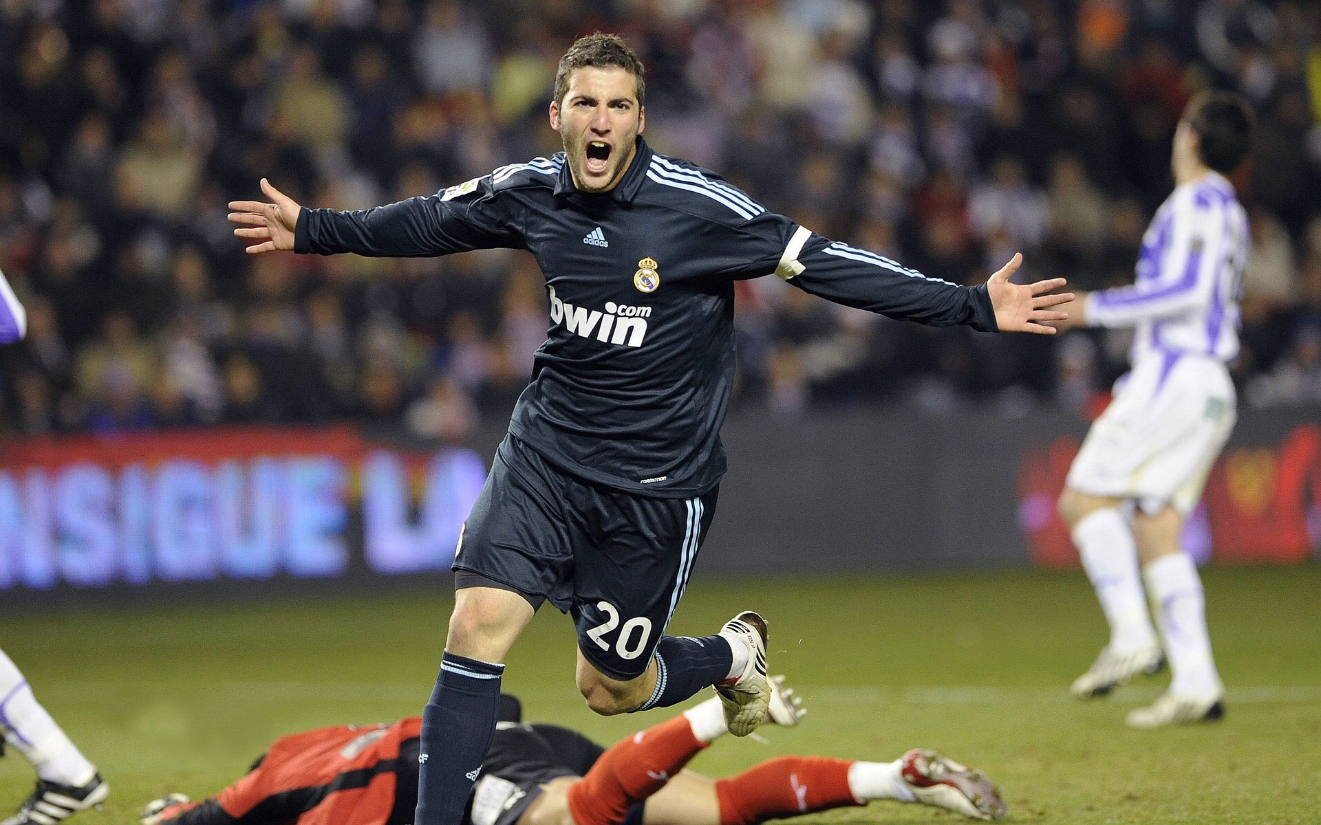 强强对话，两支球队在激烈争夺胜利，两个强队比赛叫什么词